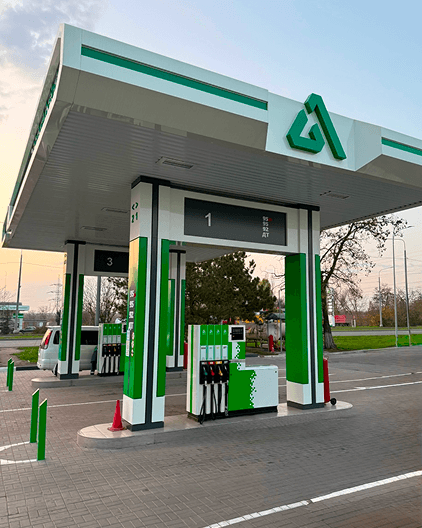 Инженер контролирует работы